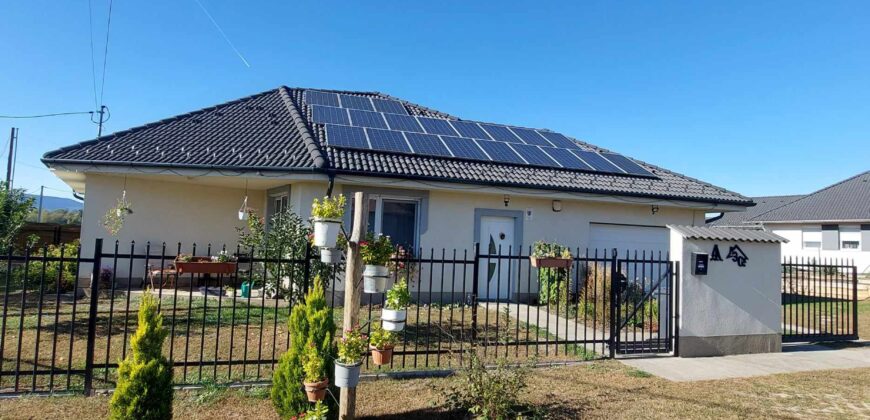 Modern, energiahatékony, egyszintes napelemes otthont keres közel Budapesthez?